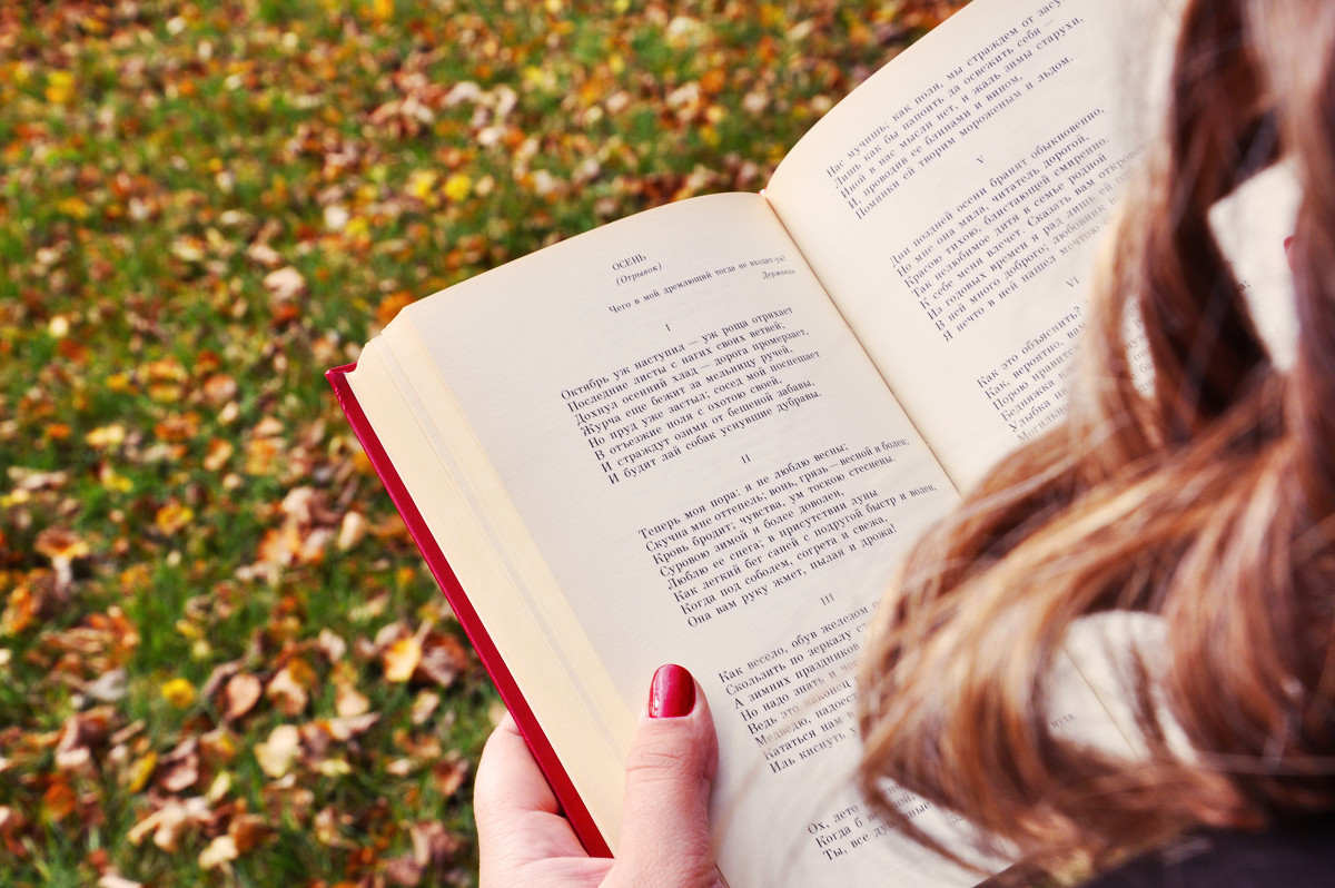 Открытая книга стихи. Девушка с книгой. Девушка с книжкой. Фотосессия с книгами. Раскрытая книга в руках.